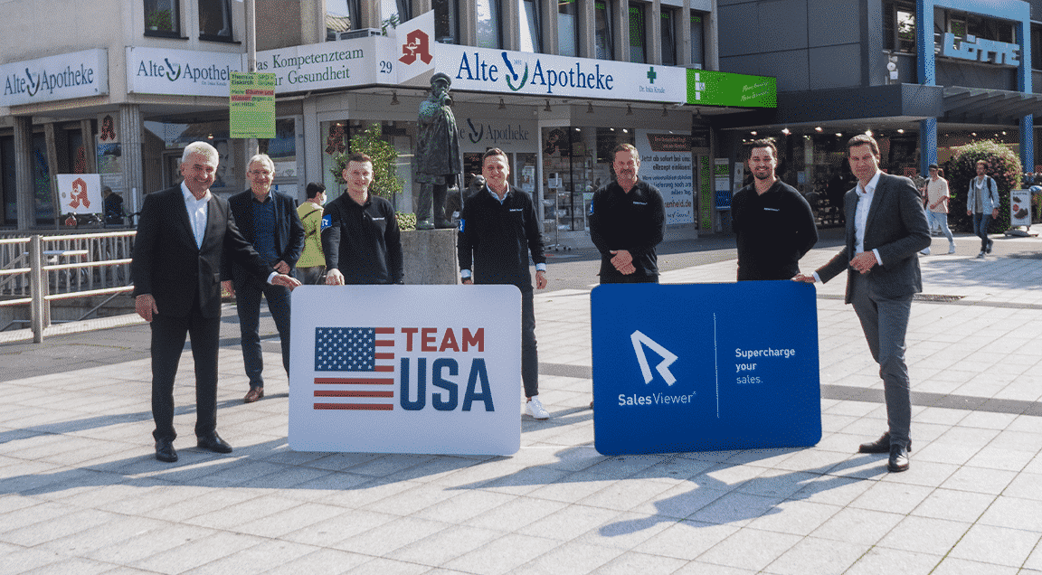 Andreas Pinkwart, Minister for Economic Affairs, Innovation, Digitalization and Energy of the State of North Rhine-Westphalia and the Mayor of Bochum, Thomas Eiskirch, together with the SalesViewer® team.