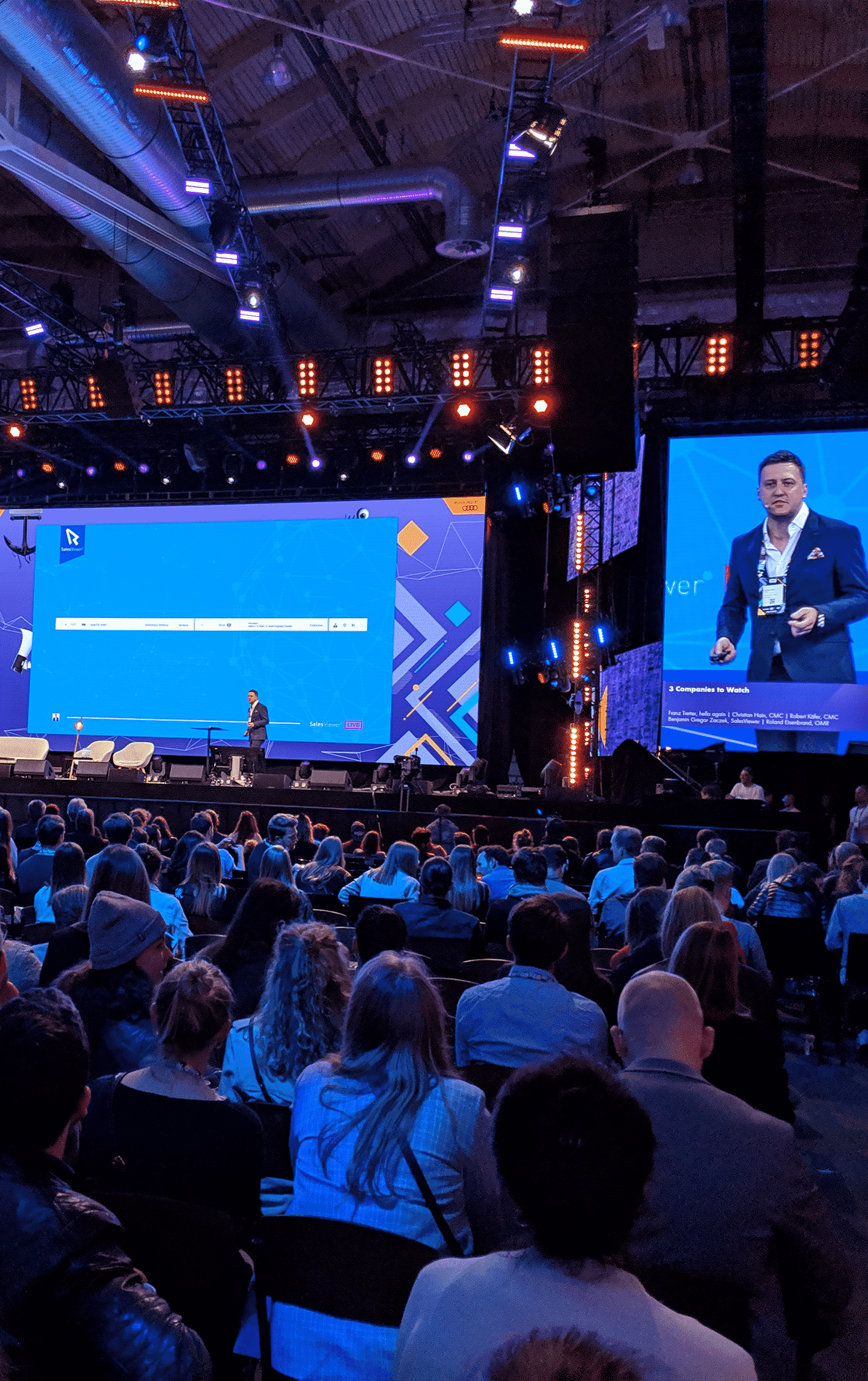 Benjamin Gregor Zaczek, CEO von SalesViewer® auf der OMR Konferenzbühne