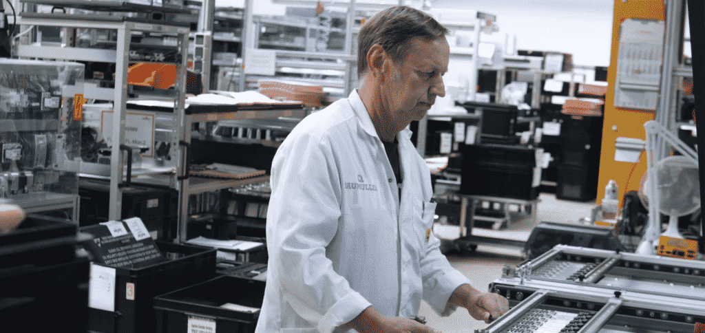 Ein Baumüller Ingenieur in der Fertigung