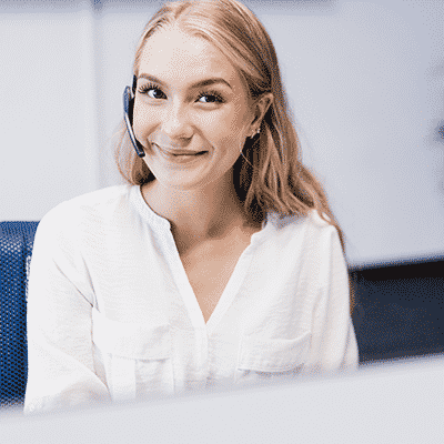 Eine junge SalesViewer® Mitarbeiterin