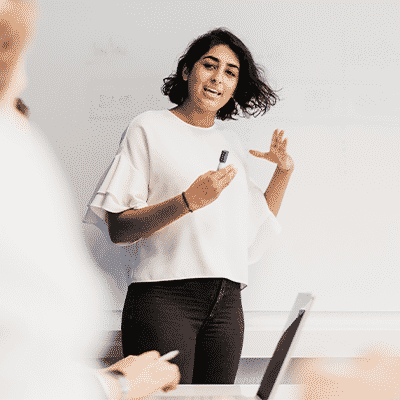 Eine Mitarbeiterein aus dem Projektmanagement