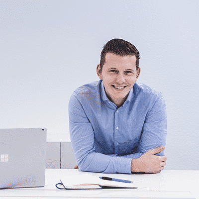 Ein SalesViewer® Mitarbeiter in den modernen Büroräumen